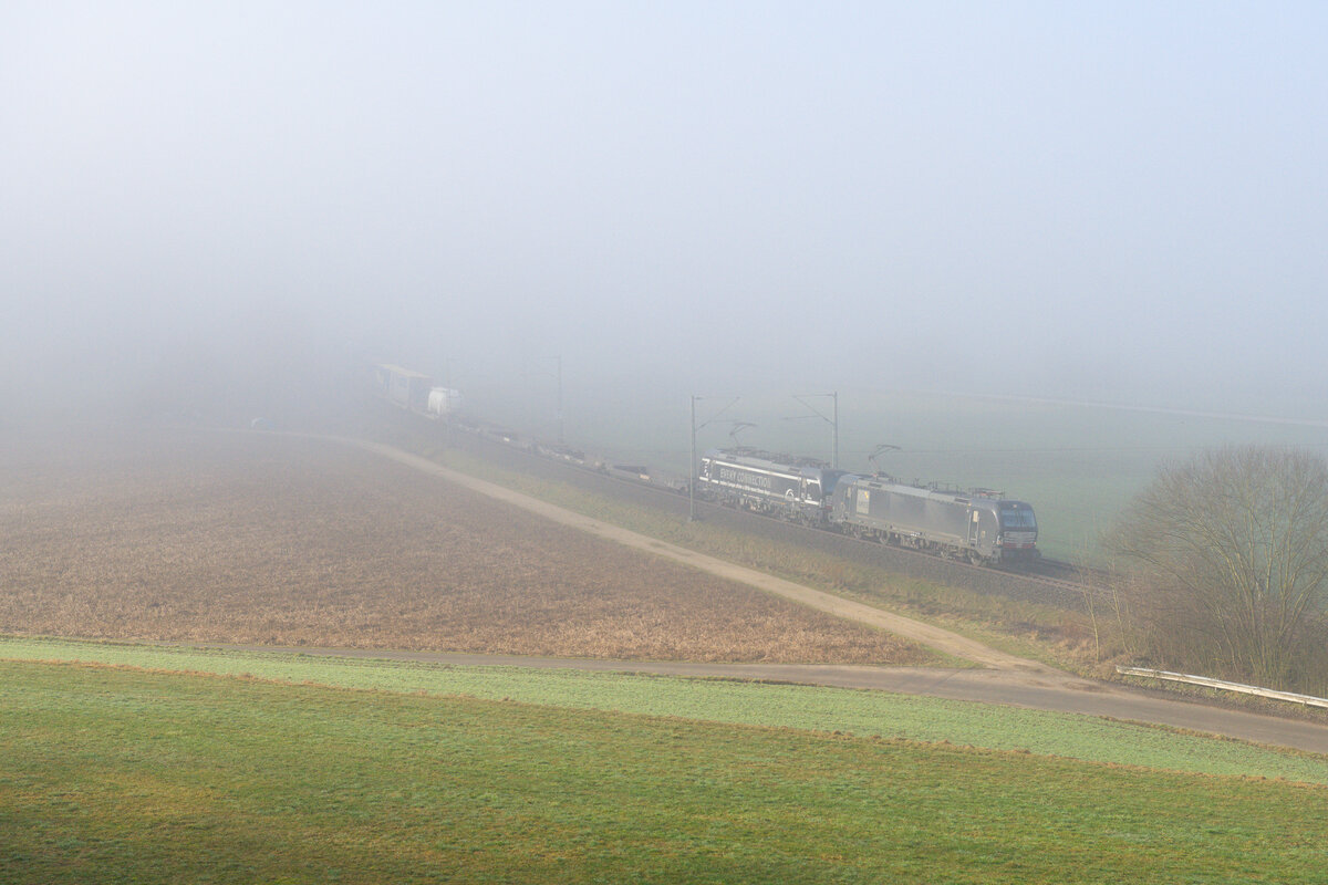 193 879 MRCE/TXL und 193 647 MRCE/TXL  Every Connection  mit einem KLV-Zug bei Breitenfurt Richtung Ingolstadt, 20.02.2021
