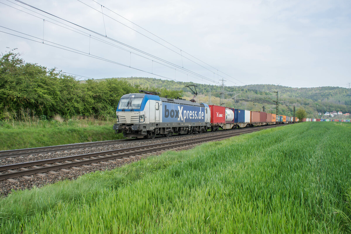 193 880-2 mit einem Containerzug am 04.05.2022 bei Reilos.