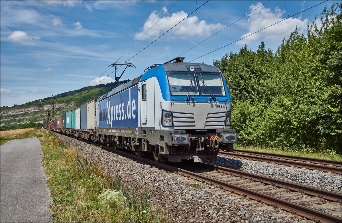 193 880 ist am 05.07.2017 mit einen Containerzug bei Thüngersheim unterwegs.