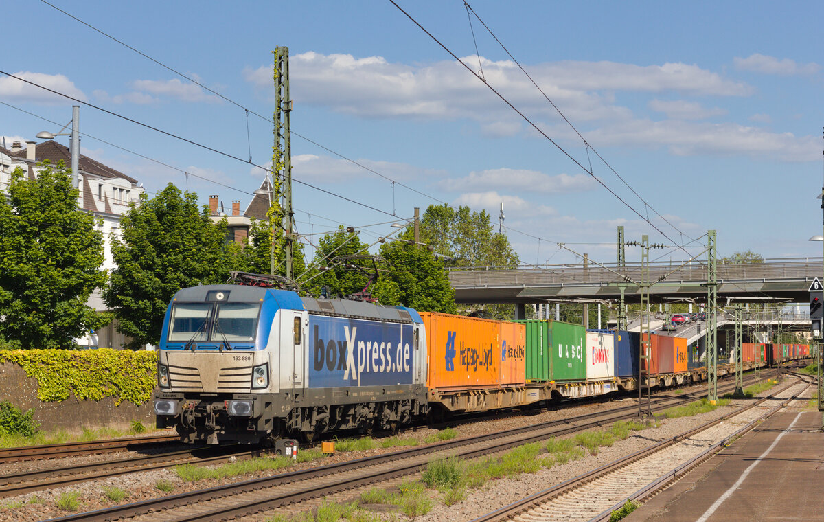 193 880 von boxXpress mit Containerganzzug am 30.05.2021 bei der Durchfahrt in Esslingen am Neckar. 
