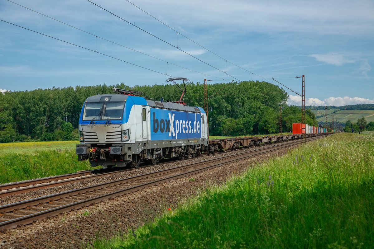 193 880 boxXpress mit Containerzug in Retzbach Zellingen, Juni 2019.
