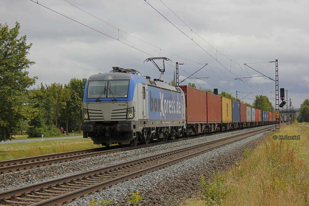 193 880 BoxXpress mit Containerzug in Th�ngersheim, Juli 2015.