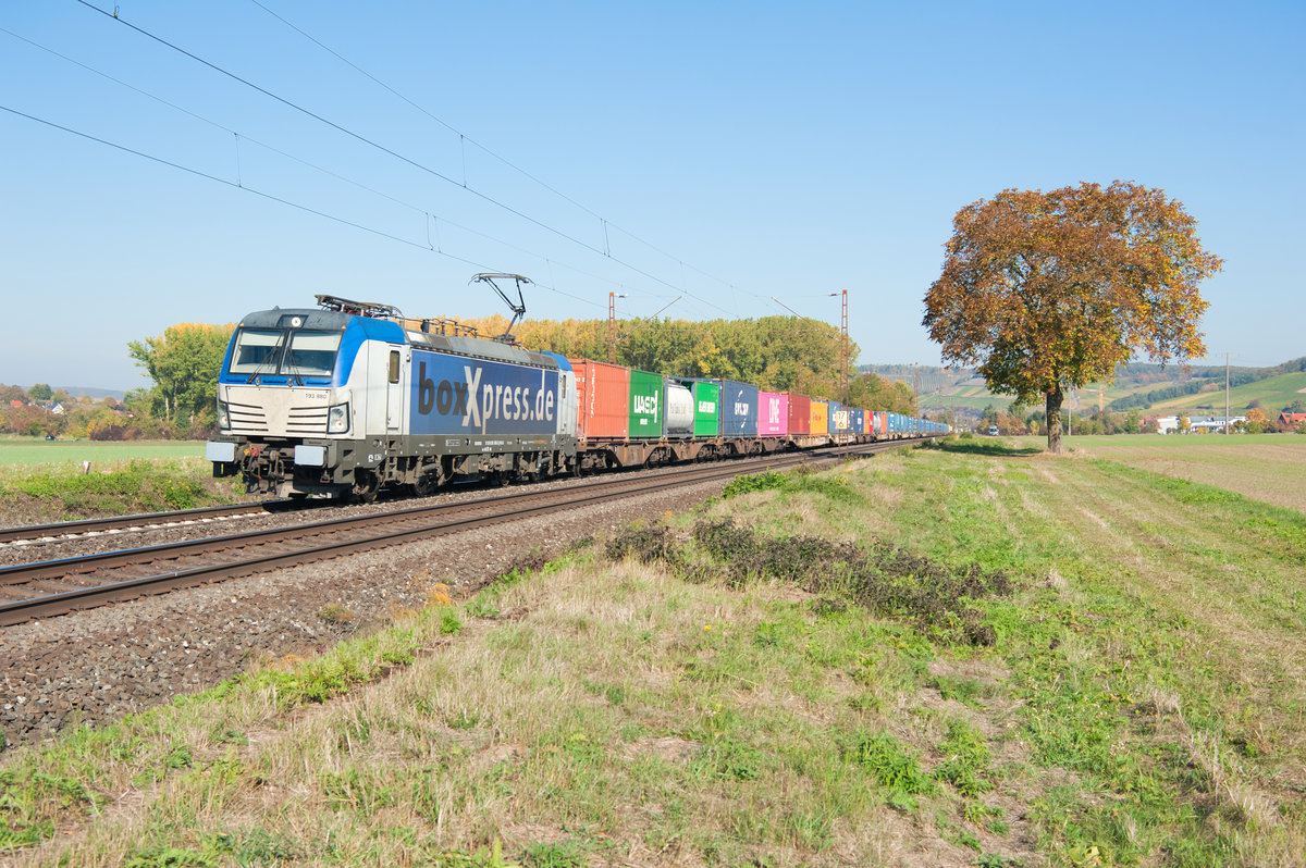 193 880 von boxxpress mit dem DGS 41139 von Mühlenwerder nach Budapest BILK Kombiterminal bei Retzbach-Zellingen, 13.10.2018