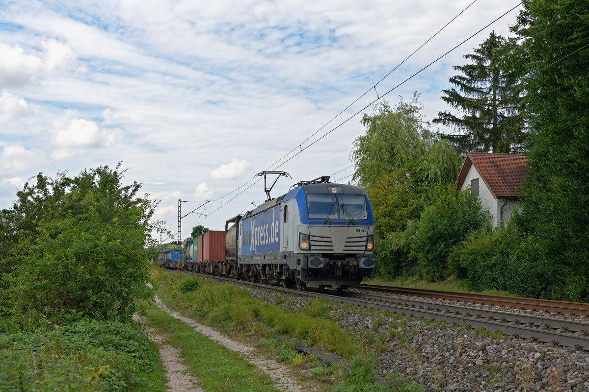 193 880 Boxxpress mit einem Containerzug bei Postbauer-Heng Richtung Regensburg, 15.08.2020