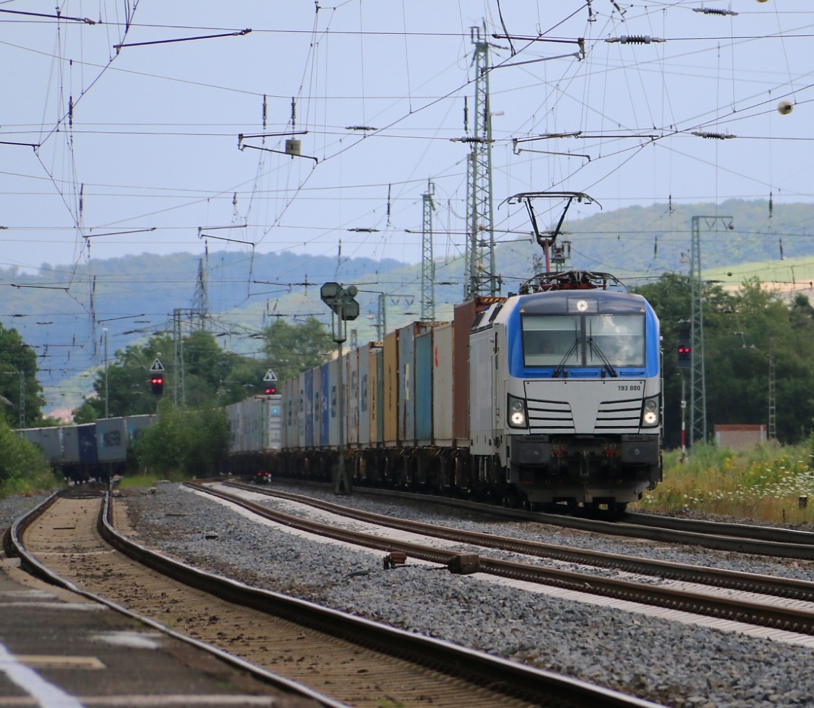 193 880 mit Containerzug nach Süden in der Nordeinfahrt des Bahnhofs Eichenberg. Aufgenommen am 24.07.2014.