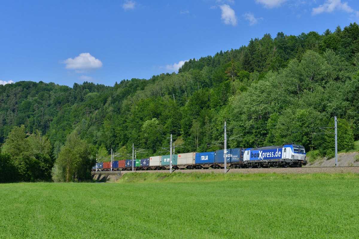 193 880 mit DGS 41139 am 03.06.2017 bei Ingling. 