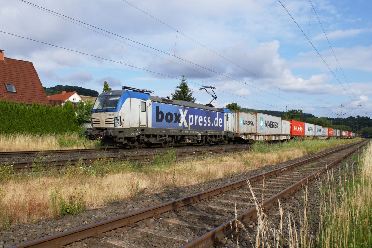 193 881-0 und Containerzug sind am 06.07-2022 in Oberhaun zu sehen.