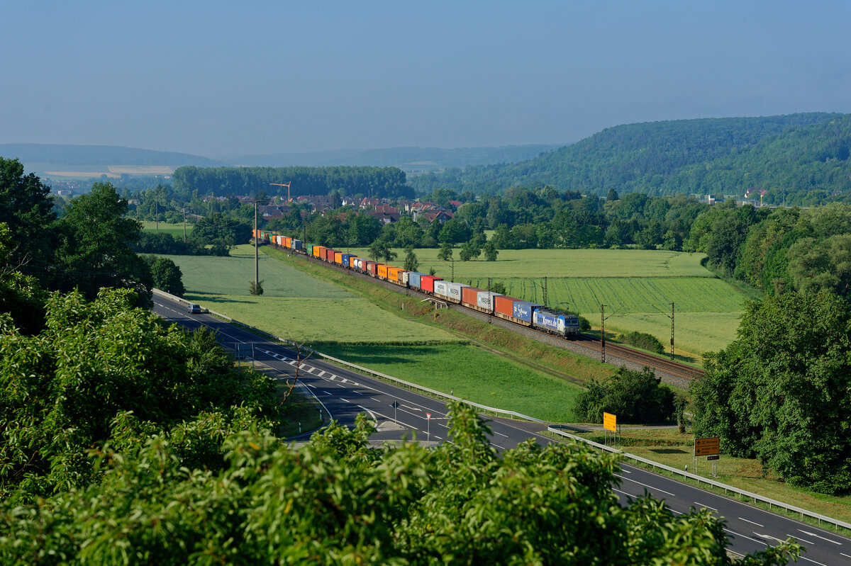 193 881 Boxxpress mit einem Containerzug bei Himmelstadt Richtung Gemünden, 12.06.2020