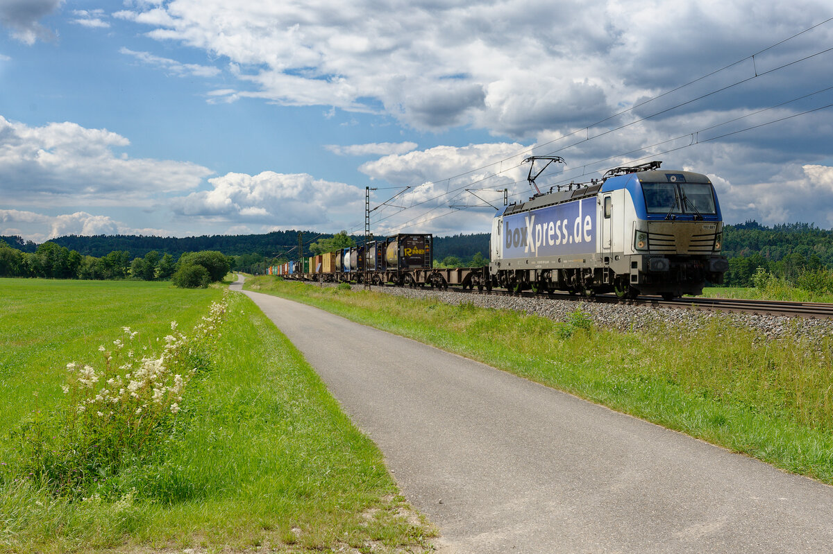 193 881 Boxxpress mit einem Containerzug bei Pölling Richtung Regensburg, 18.07.2020