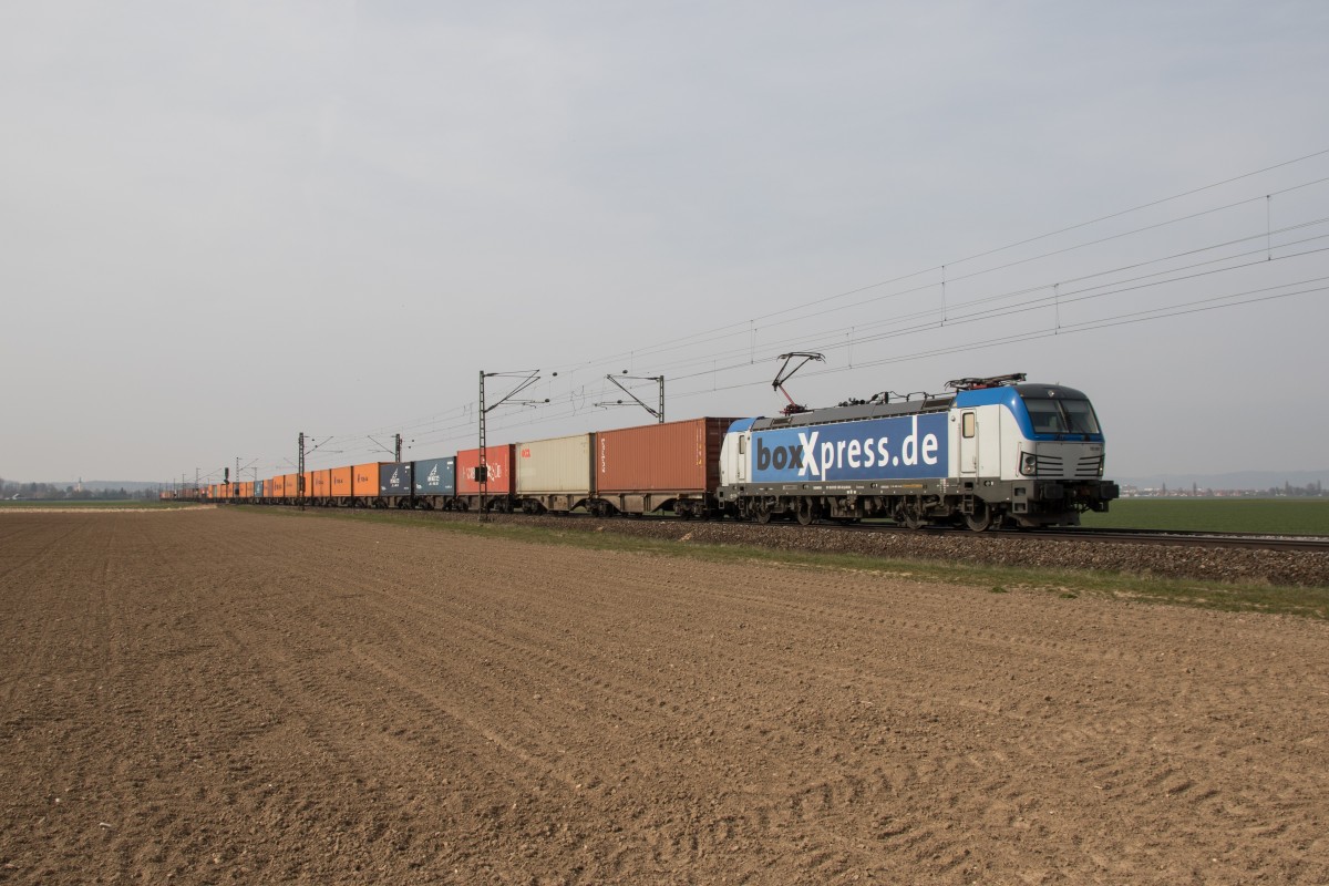 193 881 von Boxxpress mit einem Containerzug am 9. April 2015 bei Mintraching.