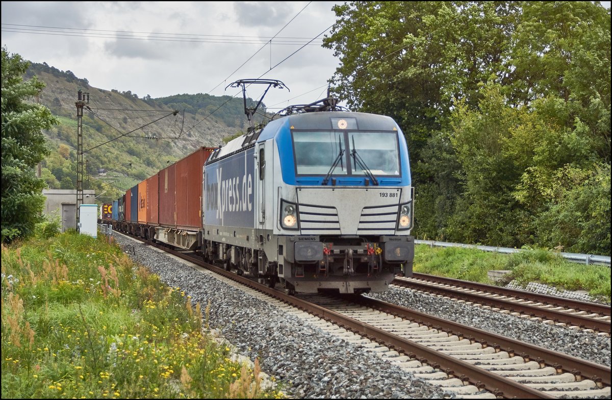 193 881 von boxXpress ist mit einen Containerzug bei Gambach am 07.09.2017 unterwegs.