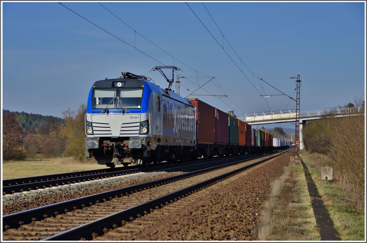 193 881 von boxXpress mit einen Containerzug bei Hünfeld am 09.03.16 in Richtung Süden unterwegs.