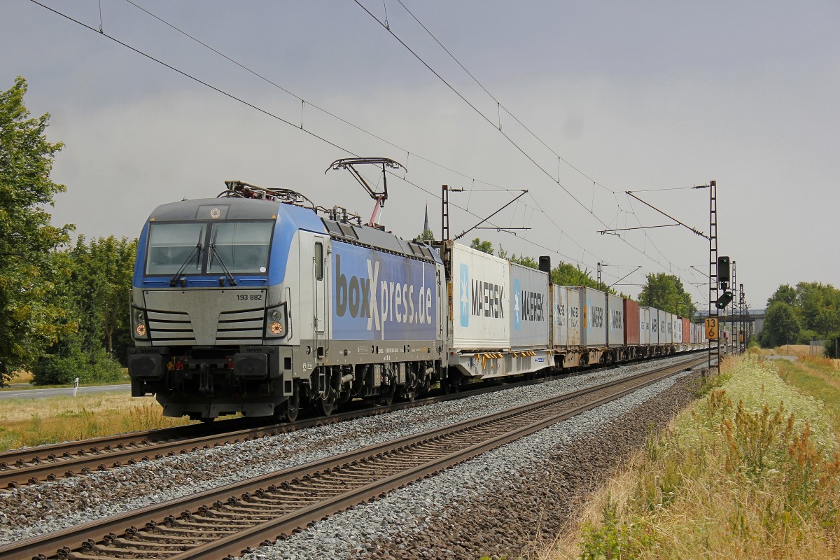 193 882 boxXpress mit Containerzug in Th�ngersheim, Juli 2015.