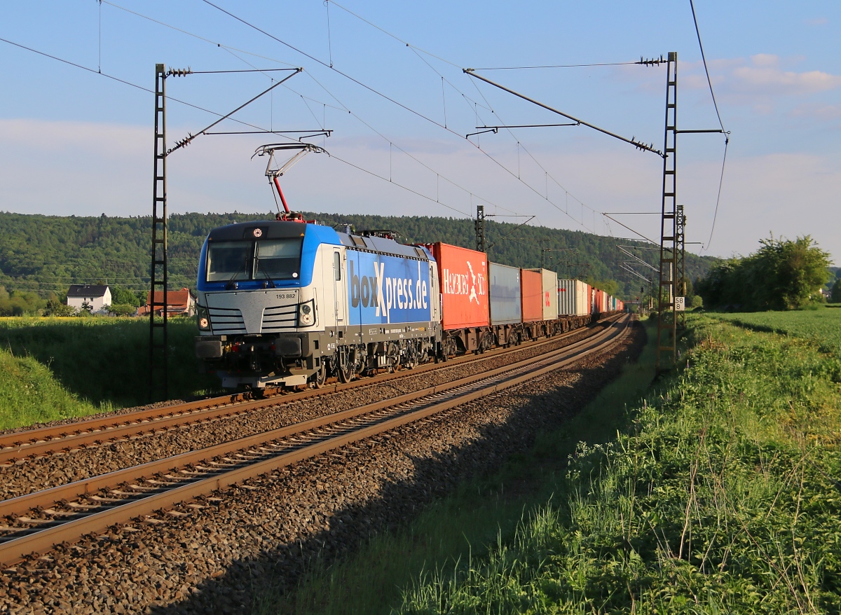 193 882 mit Containerzug in Fahrtrichtung Norden. Aufgenommen zwischen Mecklar und Ludwigsau-Friedlos am 15.05.2015.