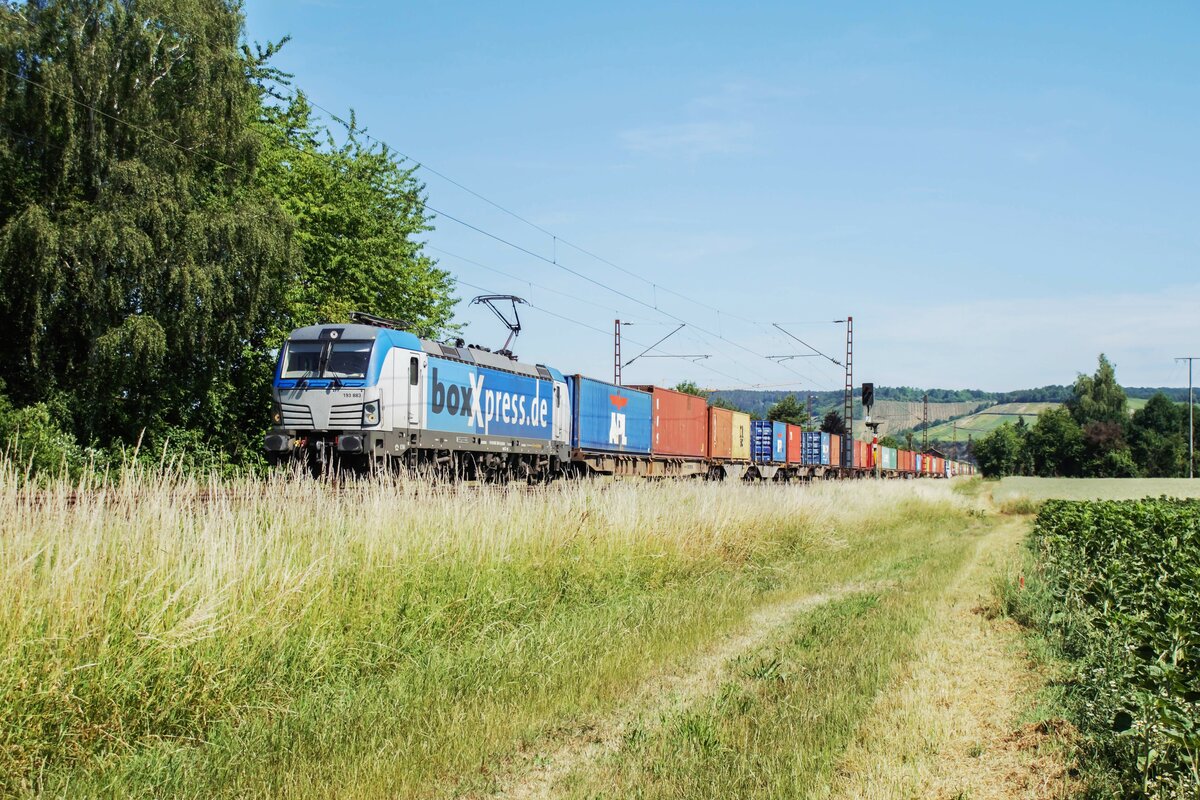 193 883-6 bei Himmelstadt mit einem Containerzug am 15.06.2022