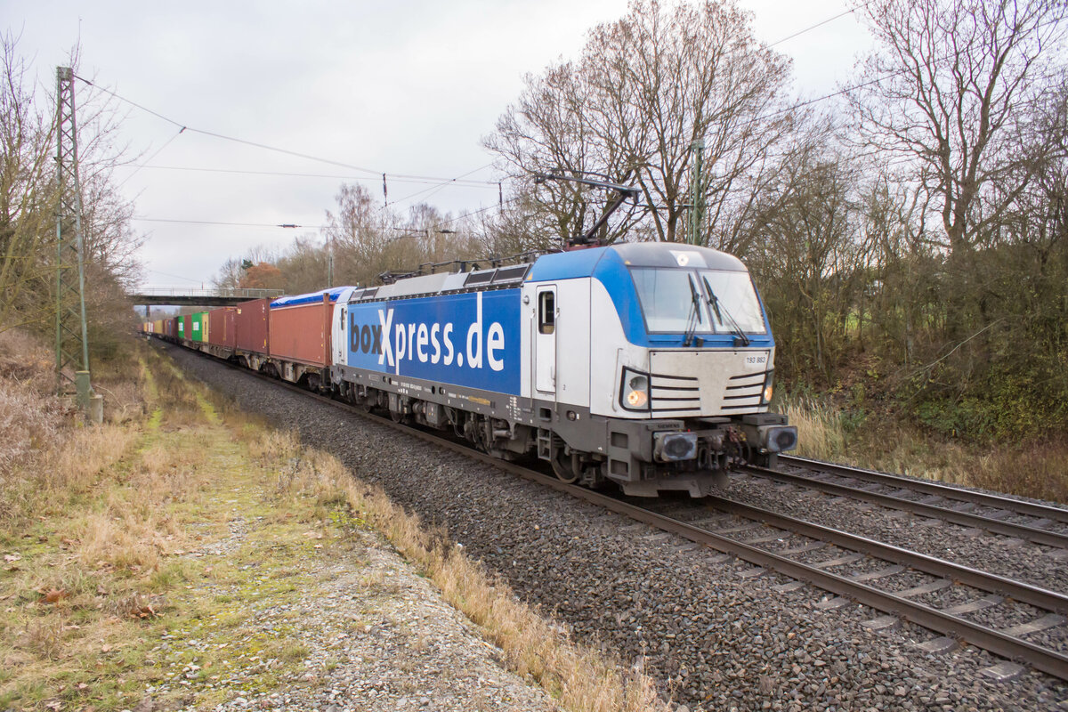 193 883-6 ist mit einem Containerzug bei Kerzell am 23.11.2021 unterwegs.