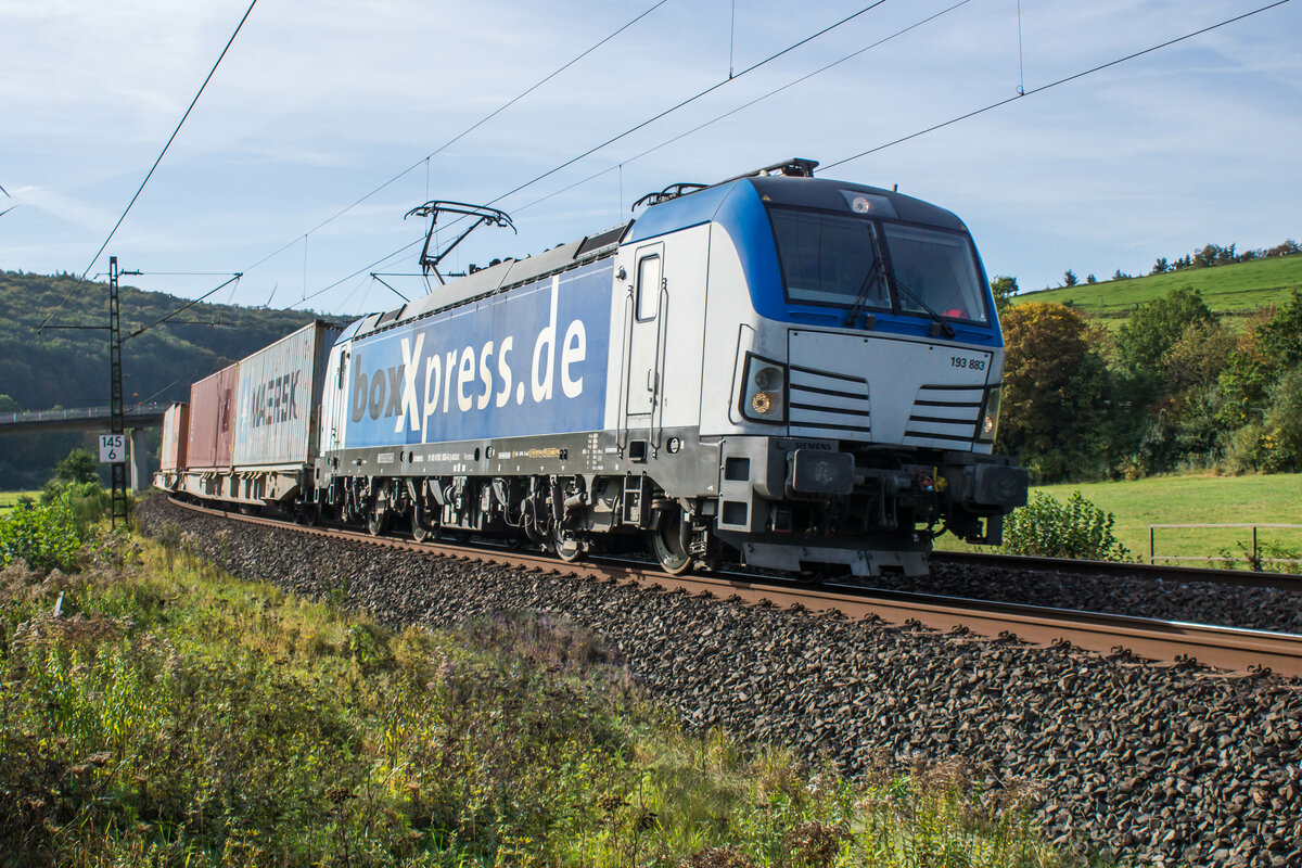 193 883-6 mit einem Containerzug am 11.10.2023 bei Hermannspiegel.