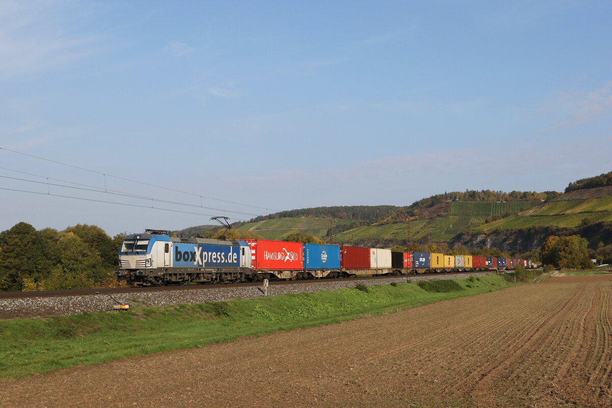 193 883 von  BoxXpress  mit einem Containerzug aus Gemünden kommend am 12. Oktober 2022 bei Himmelstadt.