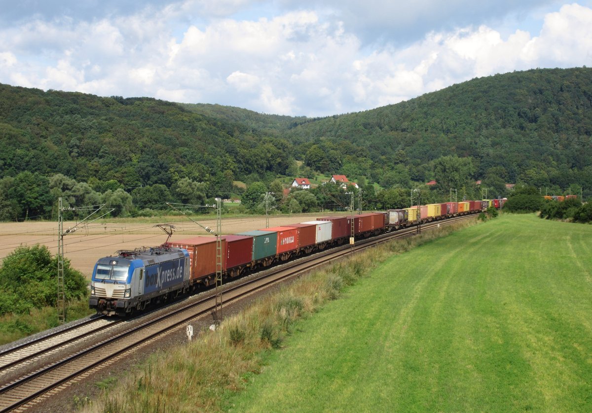 193 883 von BoxXpress zieht am 11.August 2016 einen Containerzug bei Gambach in Richtung W�rzburg.
