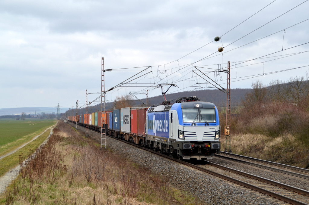 193 883 mit DGS 41139 Hamburg Waltershof Mühlenwerder - Budapest BILK Kombiterminal, am 19.03.2016 kurz vor Nörten-Hardenberg