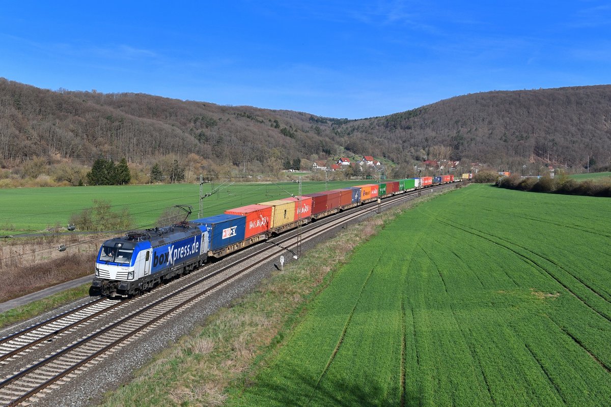 193 883 mit einem Containerzug am 07.04.2018 bei Harrbach.