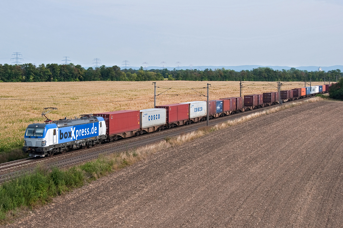 193 883 war am 21.08.2015 zwischen Gramatneusiedl und Himberg in Richtung Wien unterwegs.