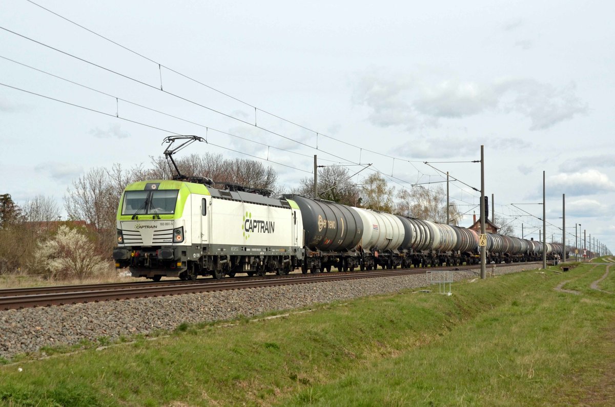 193 891 der Captrain schleppte am 15.04.21 einen Kesselwagenzug durch Braschwitz Richtung Halle(S).