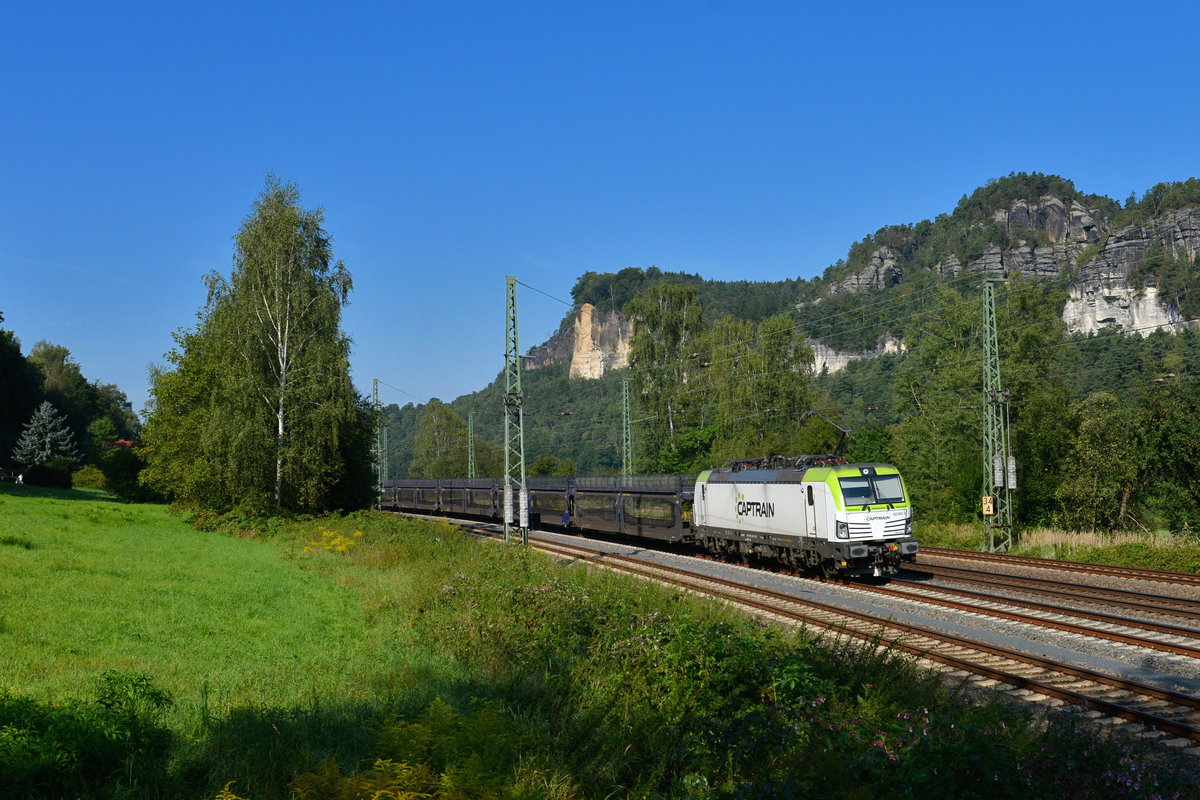 193 891 mit einem leeren Autozug am 05.09.2017 bei Rathen. 