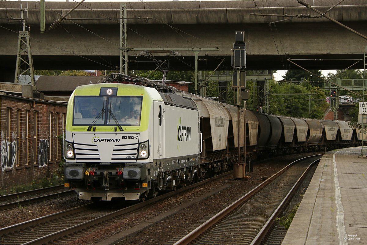 193 892-7 Captrain mit einem Getreidezug in Hamburg Harburg, am 02.09.2017.
