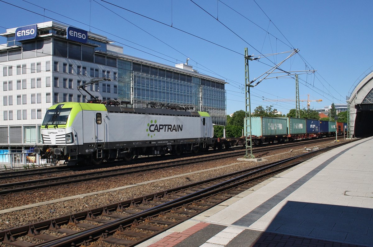 193 892-7 durchfährt am 27.5.2017 mit einem Containerzug den Dresdener Hauptbahnhof in östlicher Richtung.