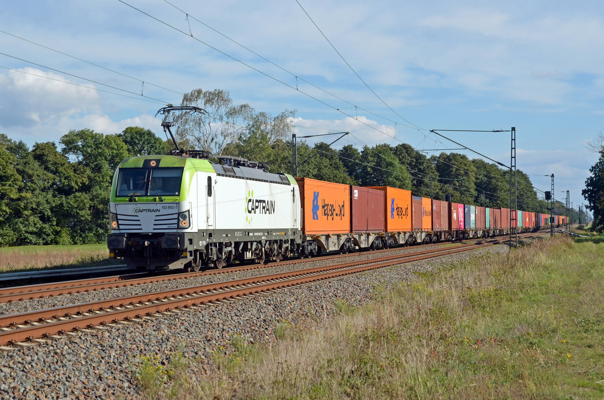 193 892 führte am 29.09.20 einen Containerzug für Captrain durch Jütrichau Richtung Magdeburg.