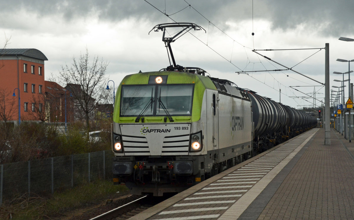 193 893 führte für Captrain am 17.03.19 einen Kesselwagenzug durch Bitterfeld Richtung Dessau.