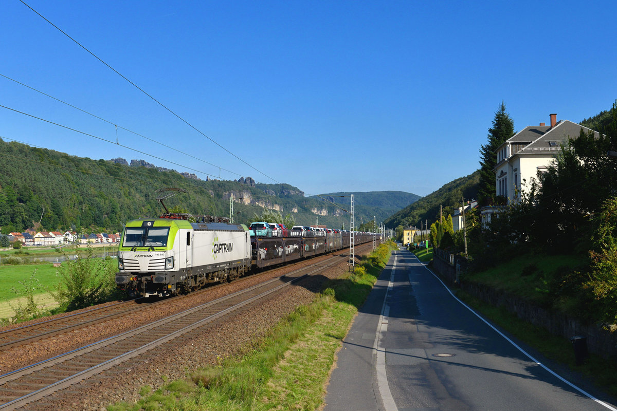 193 893 mit einem Autozug am 05.09.2017 bei Krippen. 