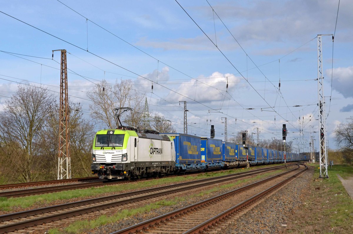 193 895 der Captrain führte am 13.04.21 einen LKW-Walther-KLV durch Saarmund Richtung Potsdam.