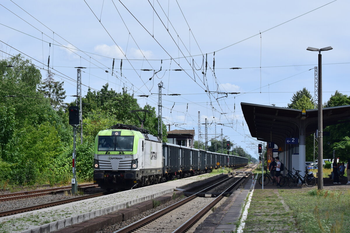 193 896 von Captrain fährt mit einem einheitlichen Zug durch Gommern in Richtung Magdeburg. 

Gommern 18.07.2023
