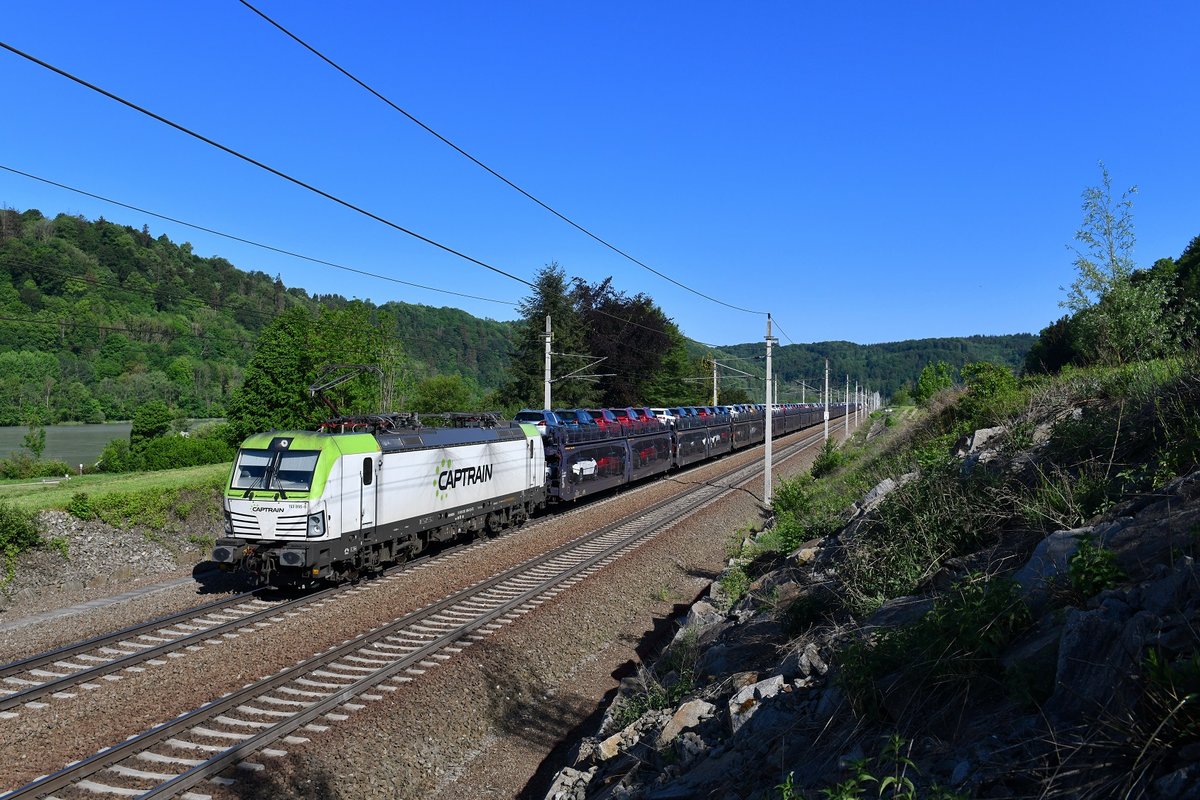 193 896 mit einem Autozug am 06.05.2018 bei Wernstein am Inn. 