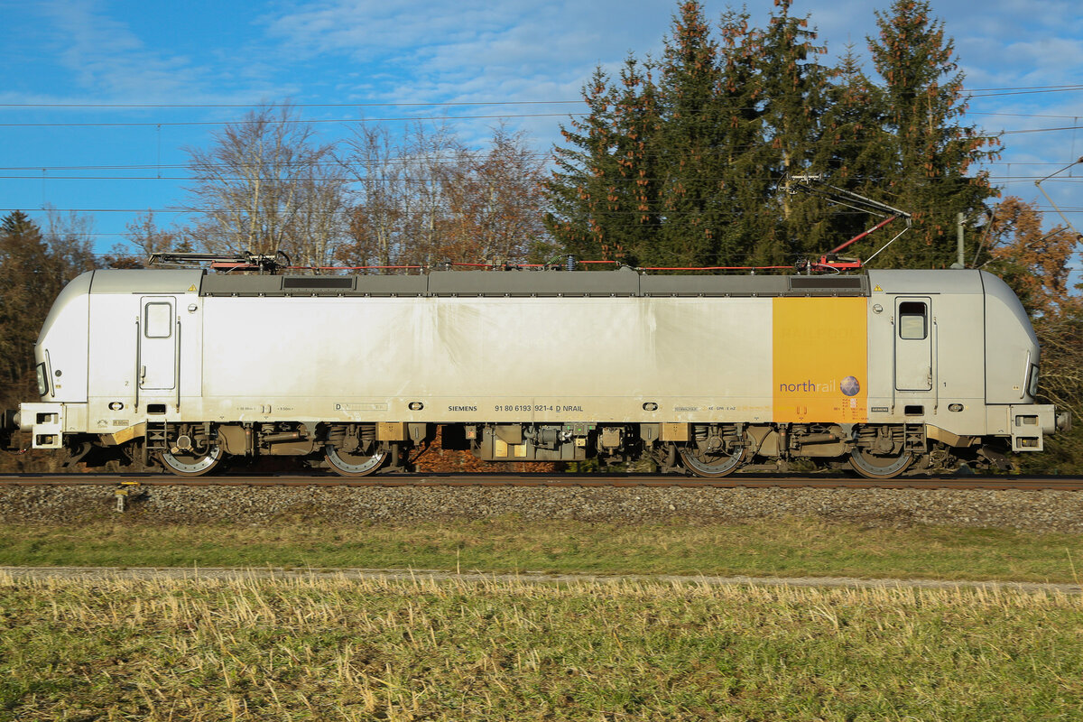 193 921 nothrail am 27.11.24 spiegelt am 27.11.24 im Abendlicht bei Eglharting. 
