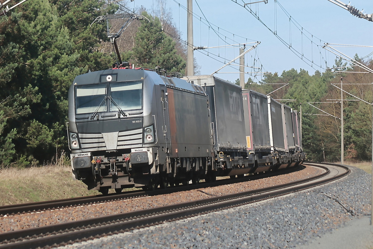 193 922-2 mit einem Containerzug bei Thyrow am 13. März 2026.


