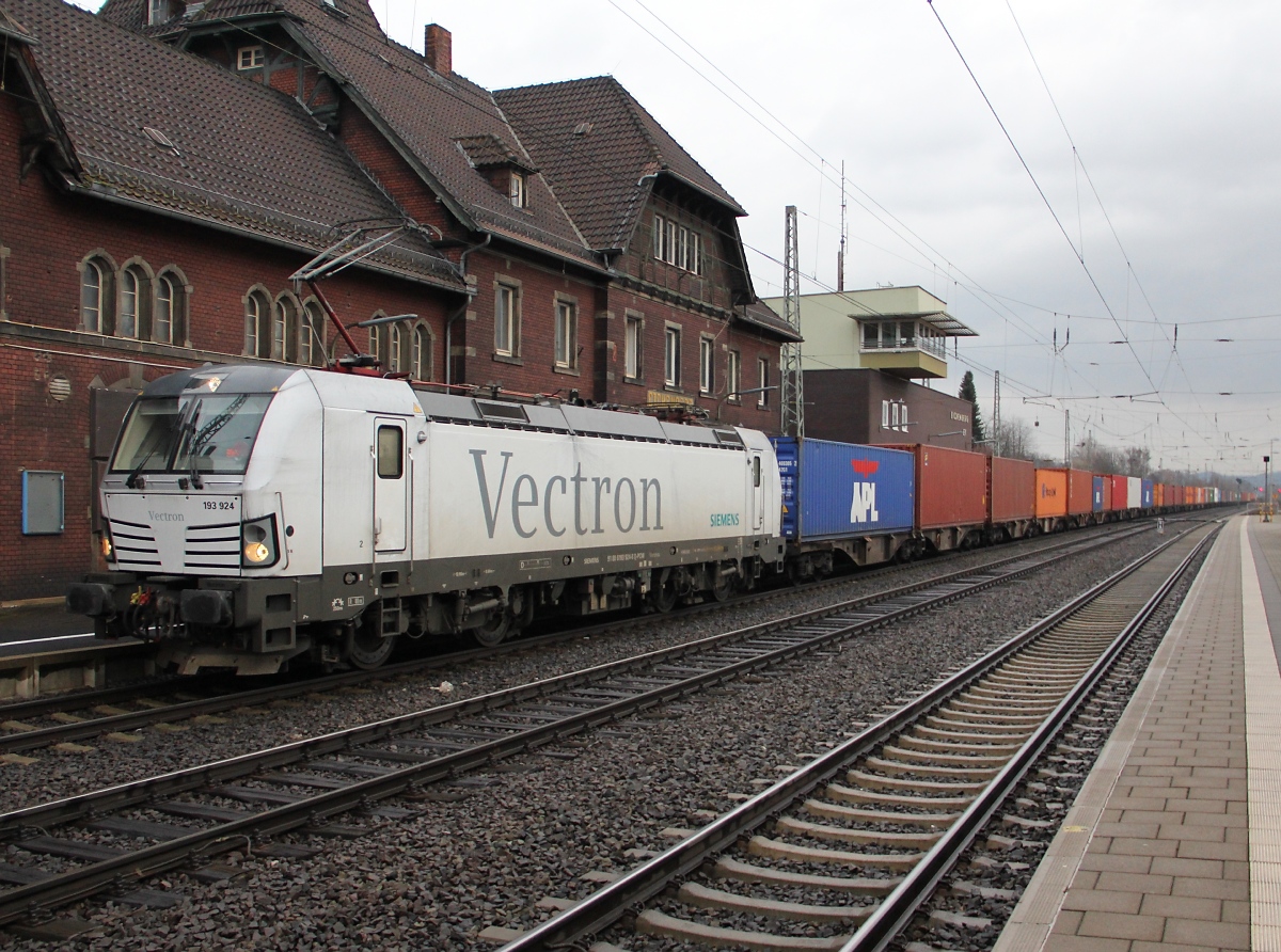 193 924 mit Containerzug in Fahrtrichtung Süden. Aufgenommen am 19.12.2013 in Eichenberg.