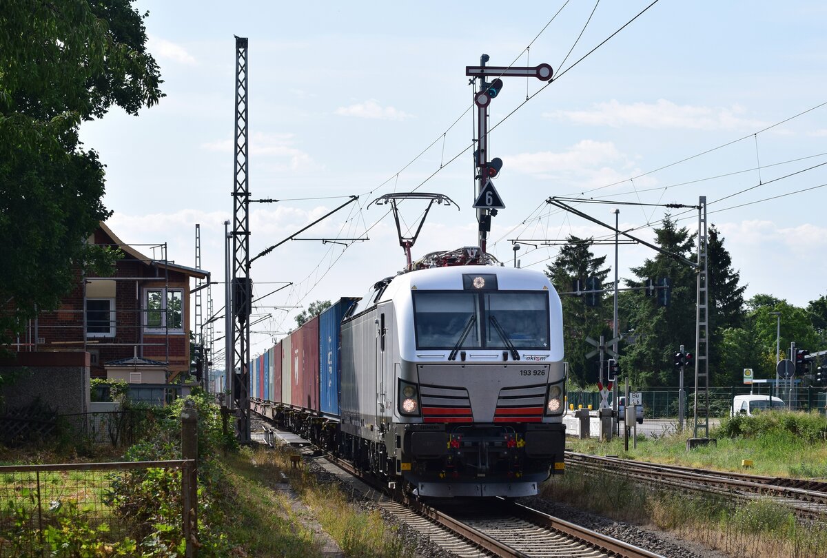 193 926 fährt am Stellwerk B2 in Königsborn vorbei in Richtung Biederitz.
Im Frühjahr sackte der Ausguck ab. Mittlerweile wurde der Ausguck komplett neu gebaut sowie das Dach komplett erneuert. 

Königsborn 19.07.2023