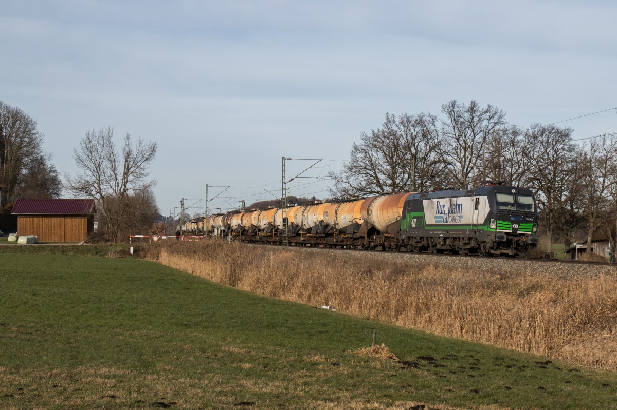 193 932 der Rurtalbahn mit einem Knickkesselzug von Schwedt nach Gummern am 11. Dezember 2015 bei Weisham.