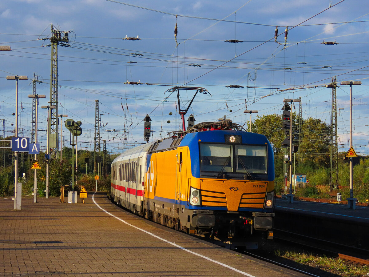 193 934 fährt im Abendlicht mit dem Umleiter IC Berlin-Hannover-Dortmund-Oberhausen-Emmerich-Amsterdam in Hamm ein. Oktober 2024