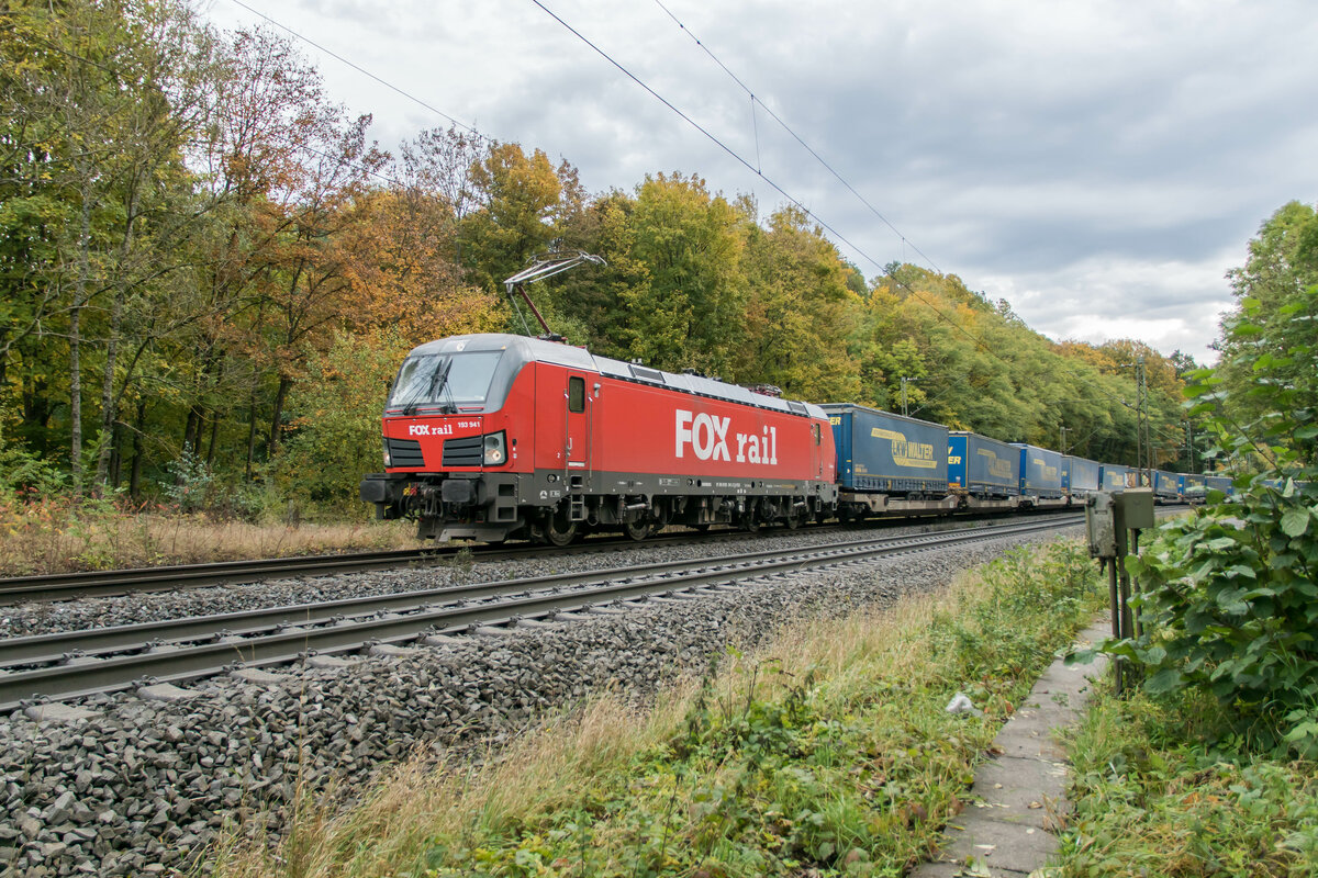 193 941-2 ist am 20.10.2021 mit einen Walterzug in Vollmerz Richtung Fulda unterwegs.