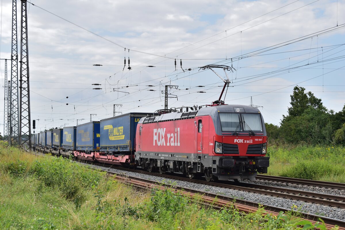 193 941 von FOXrail fährt mit einem LKW Walther KLV von Weißenfels komend in Großkorbetha ein.

Großkorbetha 10.08.2021