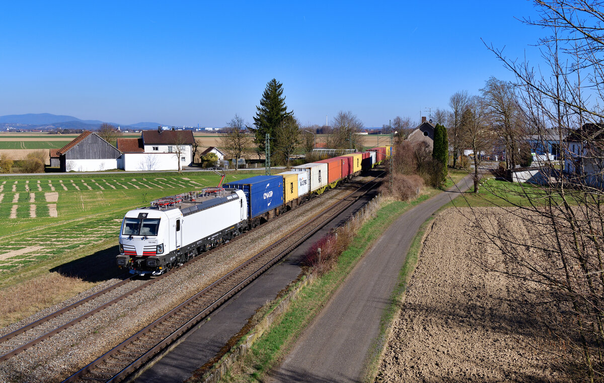 193 942 mit einem Containerzug am 23.03.2022 bei Stephansposching.
