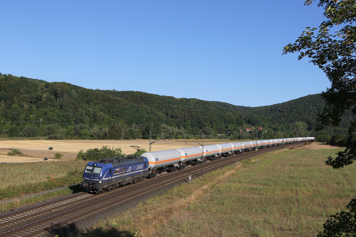 193 944 von  RTB Cargo  mit Druckgaskesselwagen aus Gemünden kommend am 6. August 2022 bei Harrbach am Main.