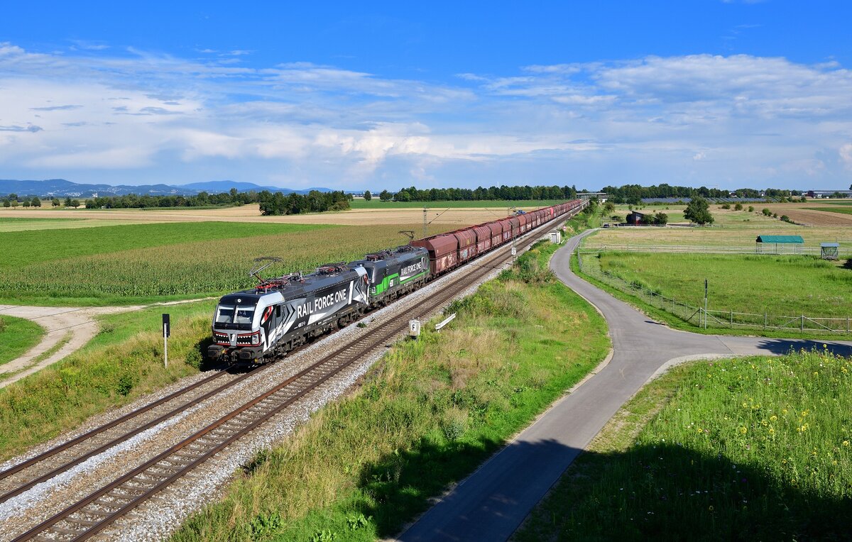 193 949 + 193 742 mit einem leeren Erzzug am 16.08.2023 bei Stephansposching. 