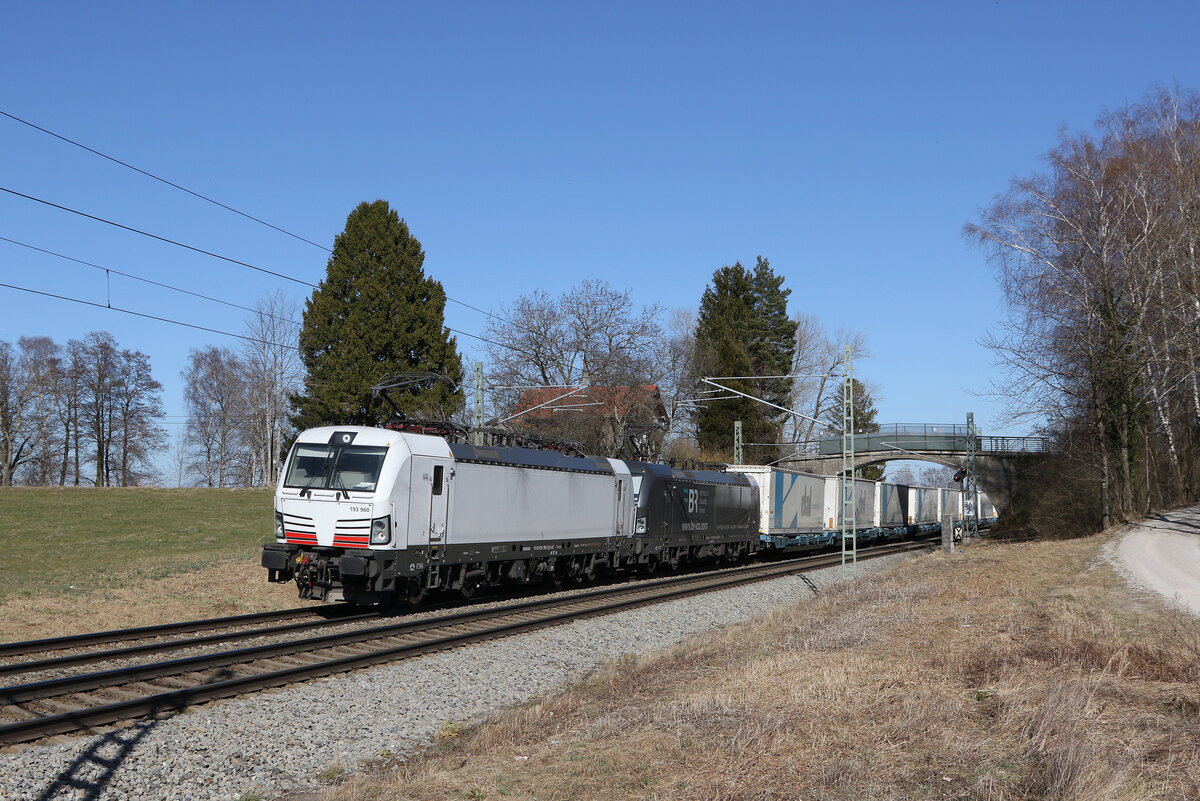 193 960 und 193 202 mit dem  ECCO-Ekol  auf dem Weg nach München am 23. März 2022 bei Übersee am Chiemsee.