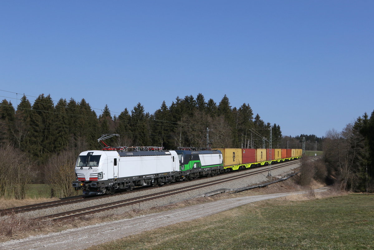 193 961 & 193 xxx von  ELL  mit einem kurzen Containerzug aus Salzburg kommend am 7. März 2021 bei Grabenstätt im Chiemgau.