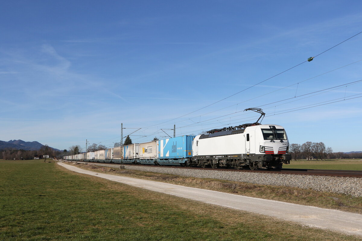 193 962 mit dem  EKOL  aus München kommend am 21. Februar 2023 bei Übersee am Chiemsee.